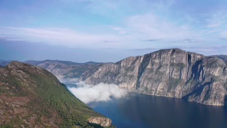 Vista-Aérea-Del-Fiordo-De-Lysefjord