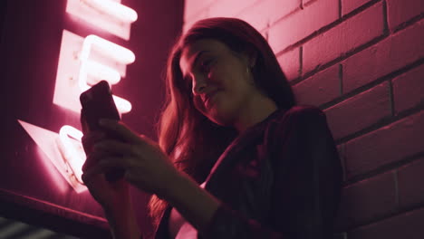 mujer usando el teléfono por la noche