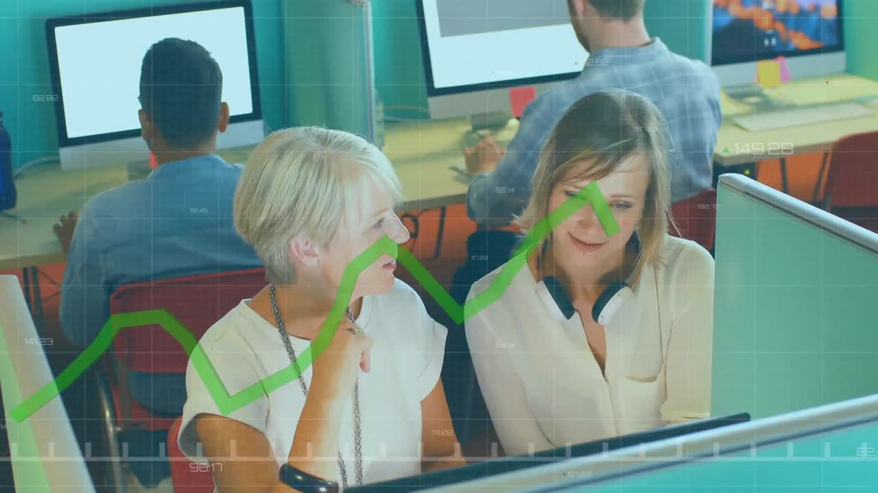 анимация обработки данных над различными деловыми людьми, разговаривающими в офисе