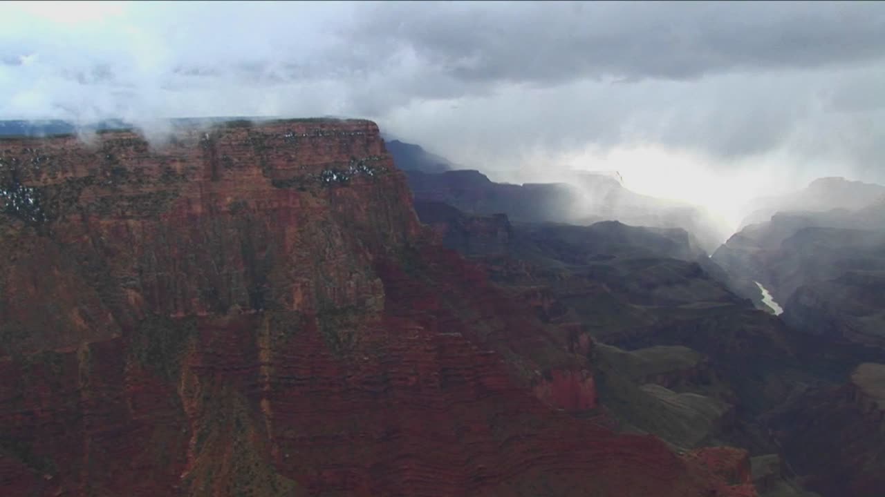 la niebla cubre capas de montañas en el parque nacional del gran cañón en arizona 3