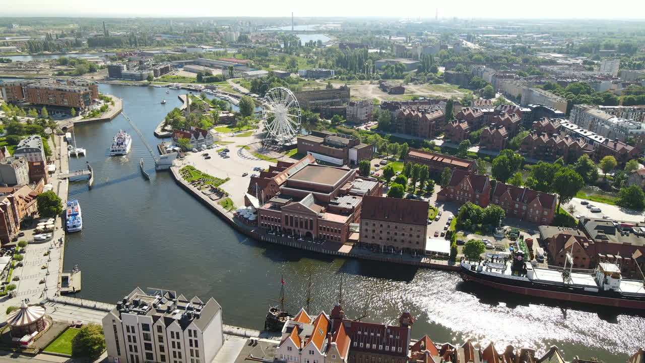 그단스크(gdansk) 구시가지에 있는 은행 노바 모틀라와(nova motlawa) 강의 공중 전망, 관광 페리 및 부두 근처의 대형 선박, 폴란드 발트 프레드릭 쇼팽 필하모닉, 도시 관람차, 호텔 크롤레프스키