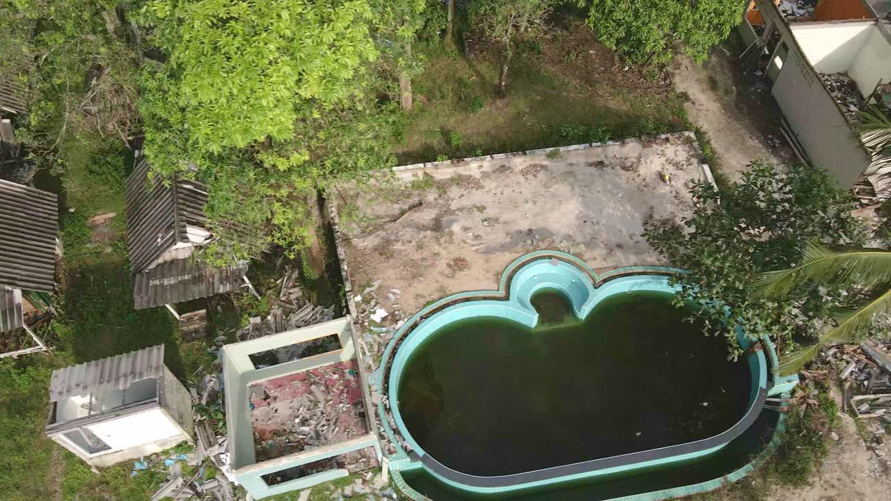 세계 여행과 관광에 대한 코비드의 영향으로 태국 코창에 있는 버려진 해변 방갈로 관광 리조트 왼쪽에서 트럭 운송의 공중 조감도
