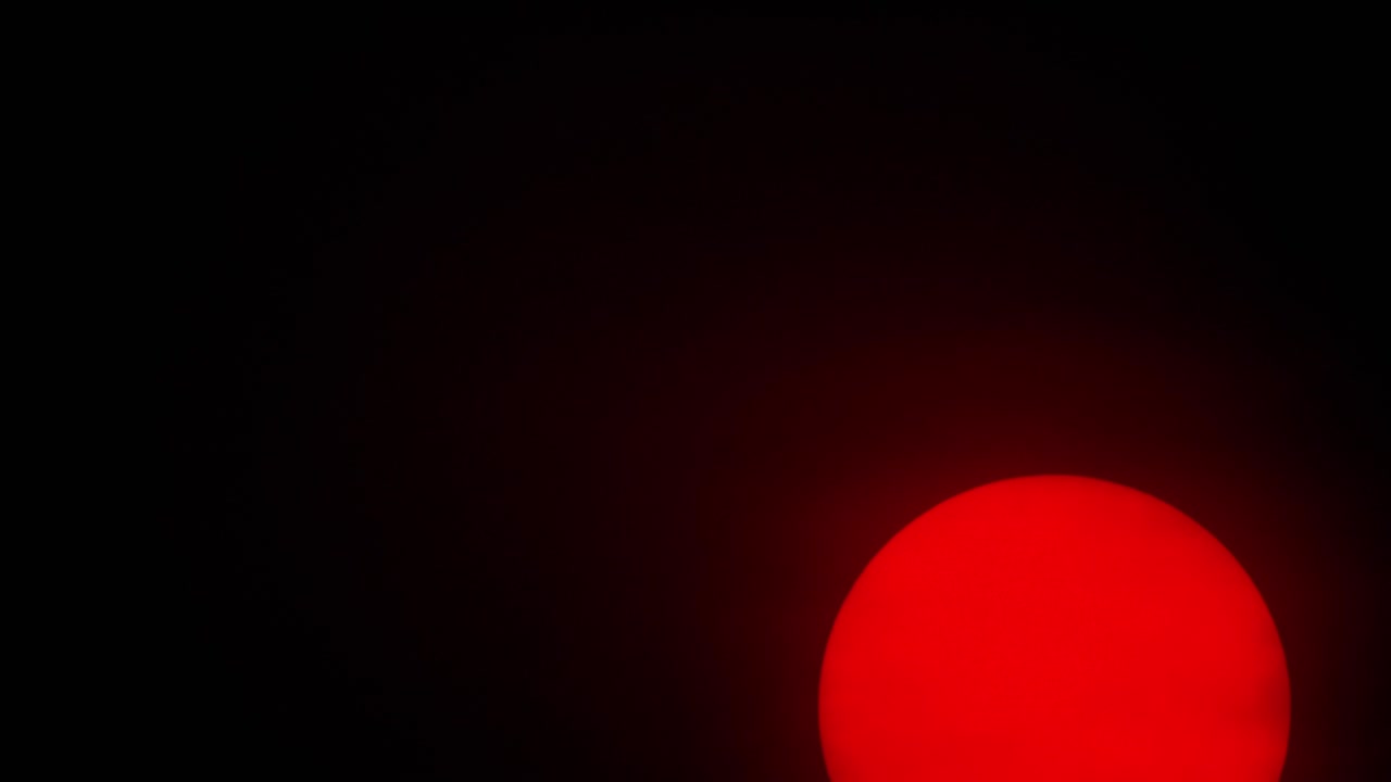 Röd sol i tjock smog