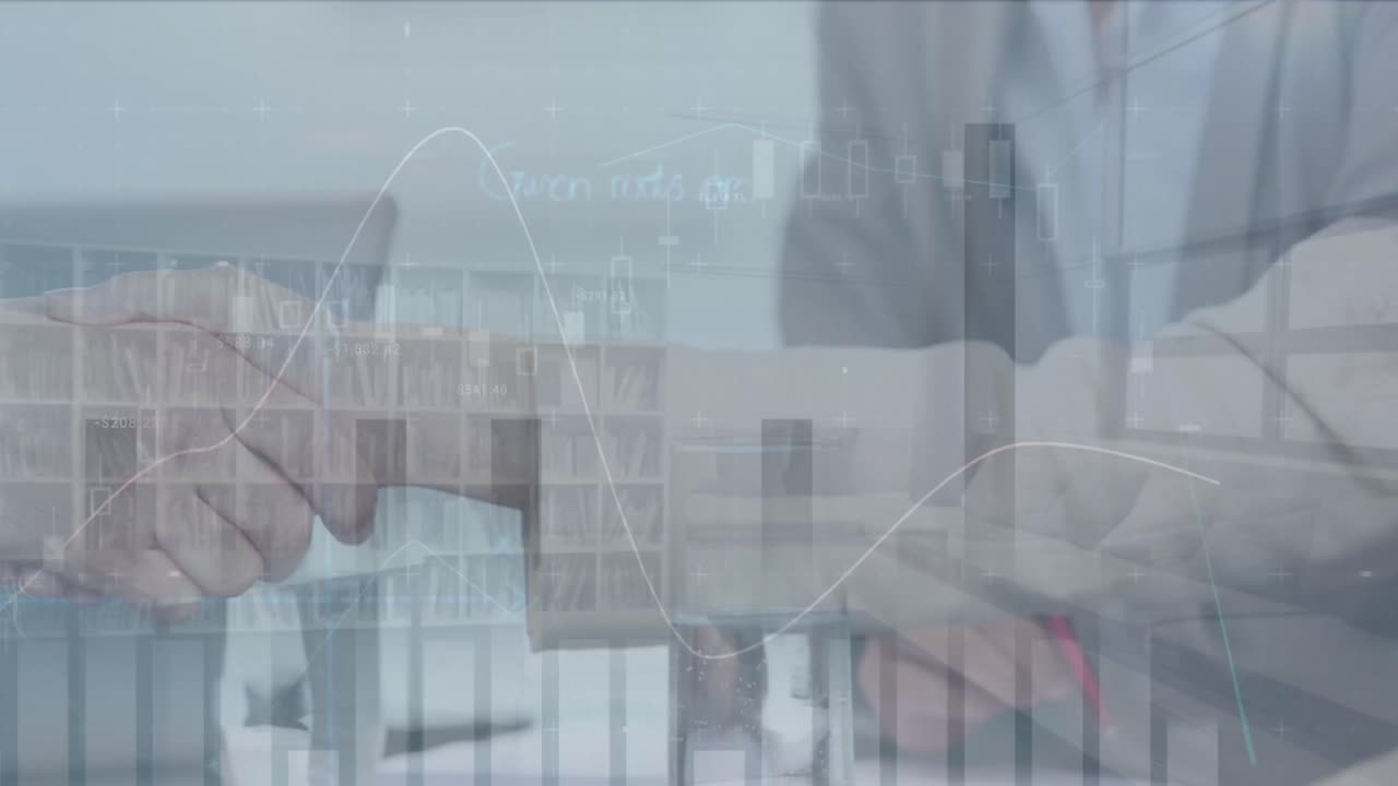 Animación de procesamiento de datos sobre la sección media de un empresario y una empresaria dándose la mano