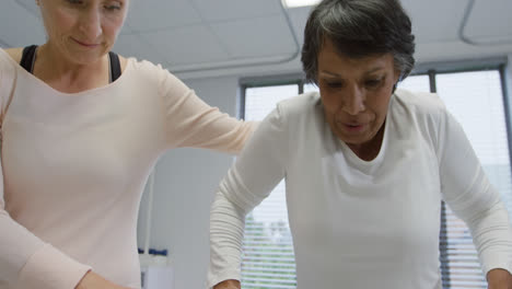 sesión de fisioterapia en un hospital