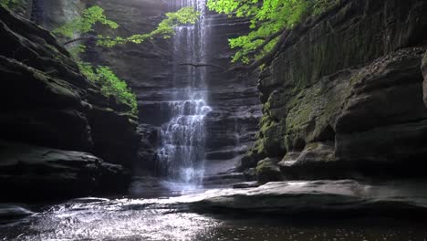 hermosa cascada cristalina en el parque estatal matthiessen