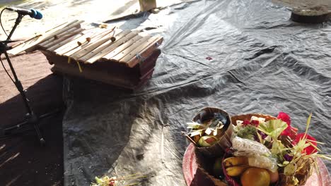 Ofrendas-Balinesas-Junto-A-Un-Gamelan-Gambang-Instrumentos-Musicales-Bali-Indonesia-Bendición-Artística-Religiosa-Ceremonia-Musical