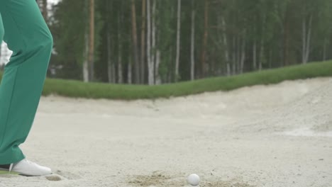 jugador de golf en la trampa de arena