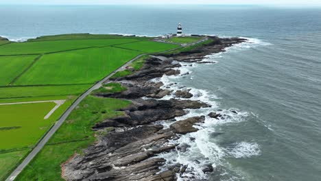 Lugares-épicos-De-Irlanda-El-Camino-Hacia-El-Faro-De-Hook-Head-En-Wexford,-Uno-De-Los-Destinos-Más-Populares-Para-Los-Turistas-En-Irlanda.