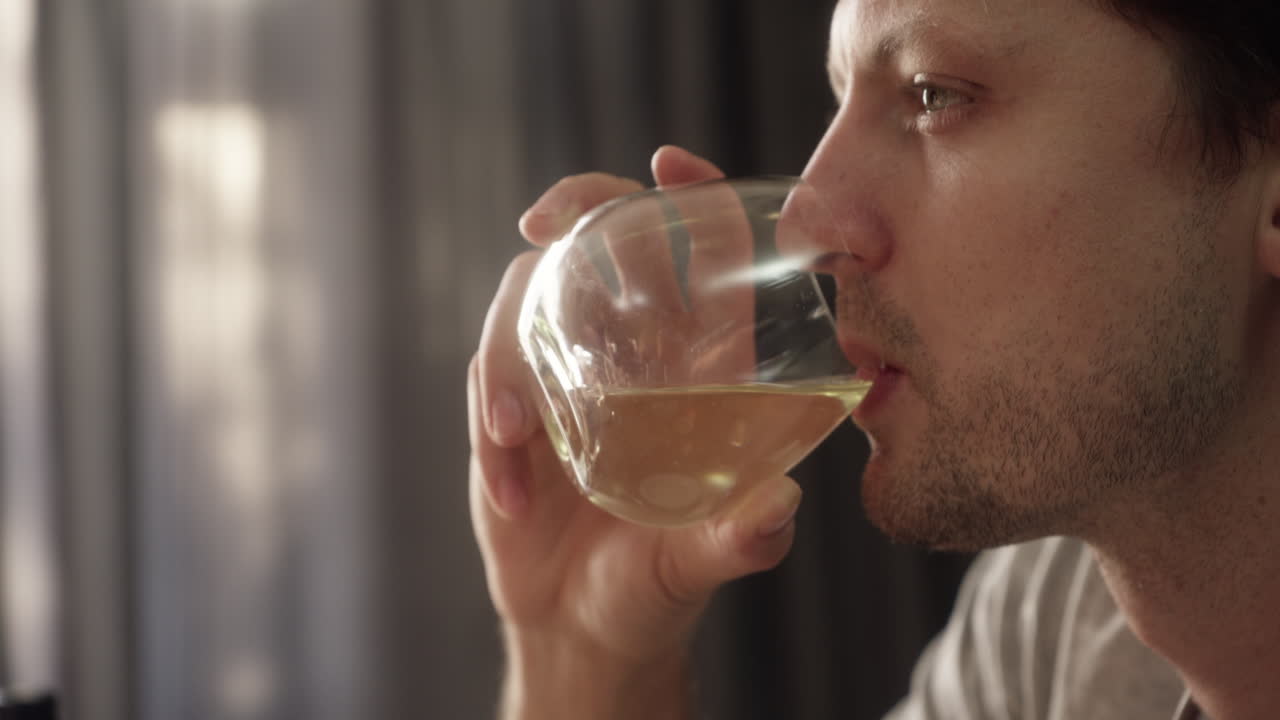 좋은 음식보다 더 좋은 것은 좋은 와인뿐입니다.