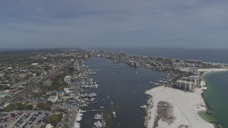 destin florida aérea v8 dolly out vista de pájaro de un puerto en la ciudad - dji inspire 2, x7, 6k - marzo de 2020