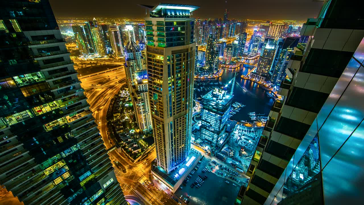dubai marina es un próspero barrio residencial conocido por la playa en jbr, un complejo de ocio con comidas al aire libre y extensiones de arena para relajarse en