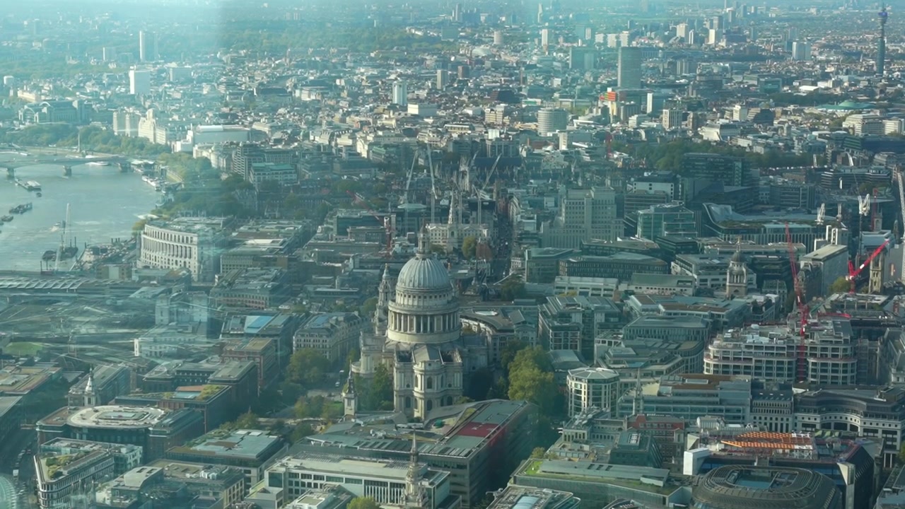 Splendida vista aerea della Cattedrale di San Paolo circondata dal vivace paesaggio urbano di Londra.