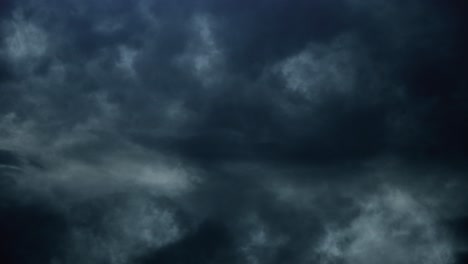 tormenta de 4k volando a través de las nubes en el cielo