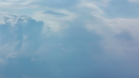 impresionante formación de nubes blancas en el cielo azul, concepto climático,