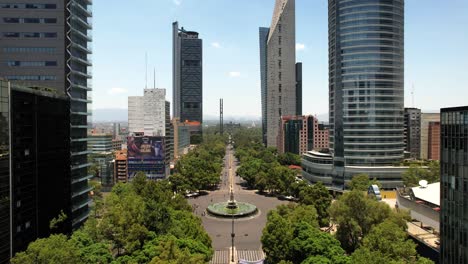 Toma-De-Drones-De-Ciclistas-Haciendo-Ejercicio-En-La-Avenida-Reforma-En-La-Ciudad-De-México-Durante-Un-Día-Soleado