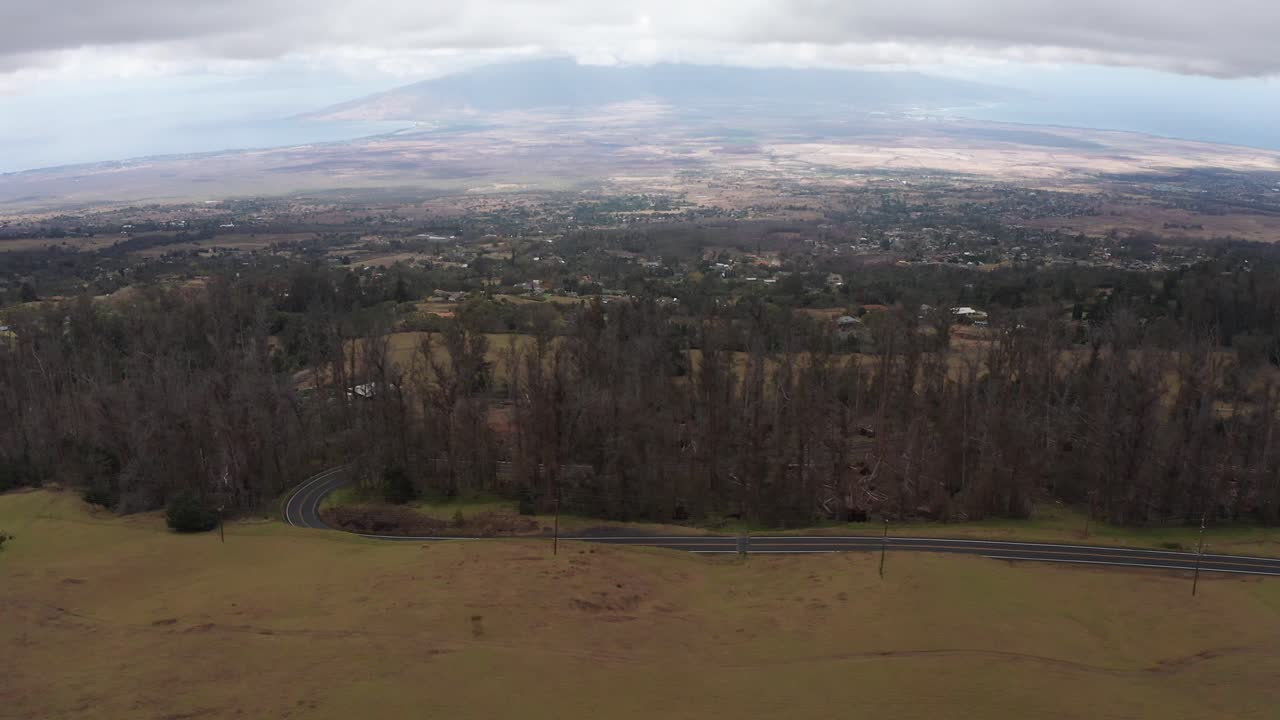dolly aérea inclinando una foto de kahului y el oeste de maui desde las laderas de haleakala en la isla hawaiana de maui