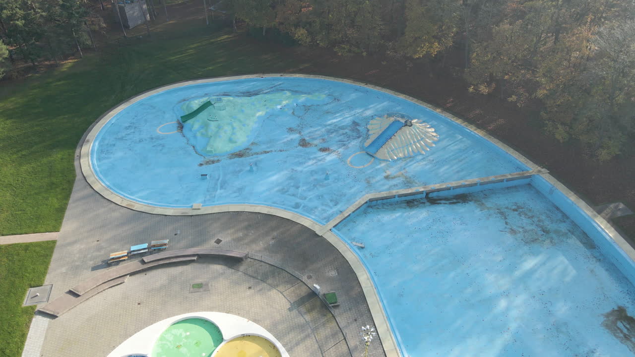 황량한 야외 수영장의 낮은 공중