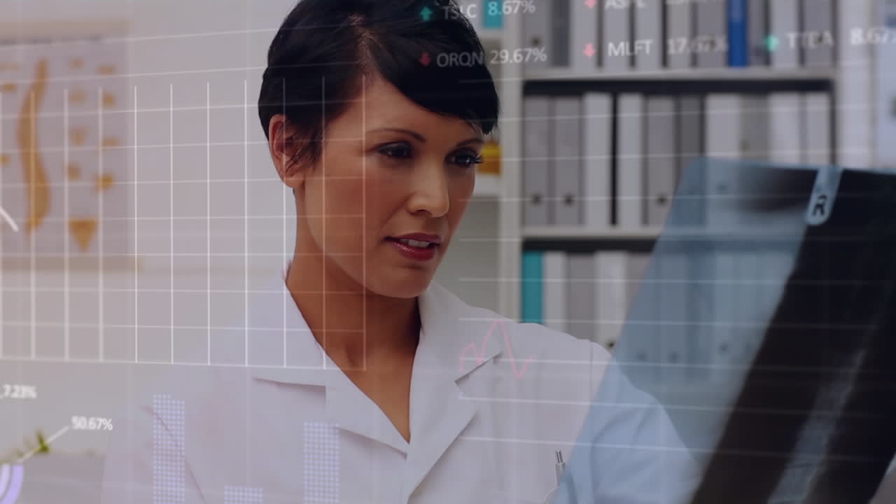 animación del procesamiento de datos contra una doctora biracial examinando el informe de radiografía en el hospital
