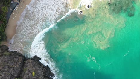 Vista-De-Drones-De-La-Playa-Fernando-De-Noronha,-Brasil