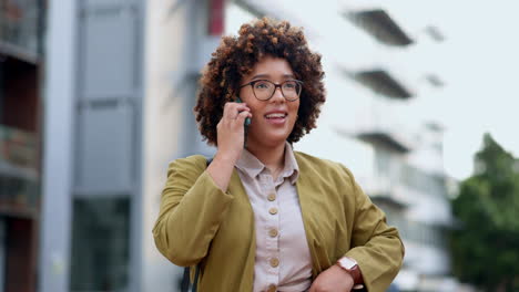 Telefonanruf,-Gespräch-Und-Geschäftsfrau-In-Der-Stadt