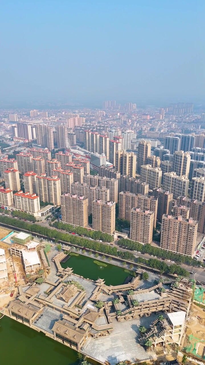 Vista aérea vertical de edifícios altos no Condado de Zhouzhi, Província de Shaanxi, China, mostrando o assentamento urbano conhecido como a Capital Mundial do Kiwi