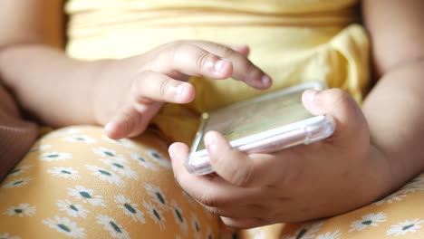 Niña-Viendo-Dibujos-Animados-En-Un-Teléfono-Inteligente,