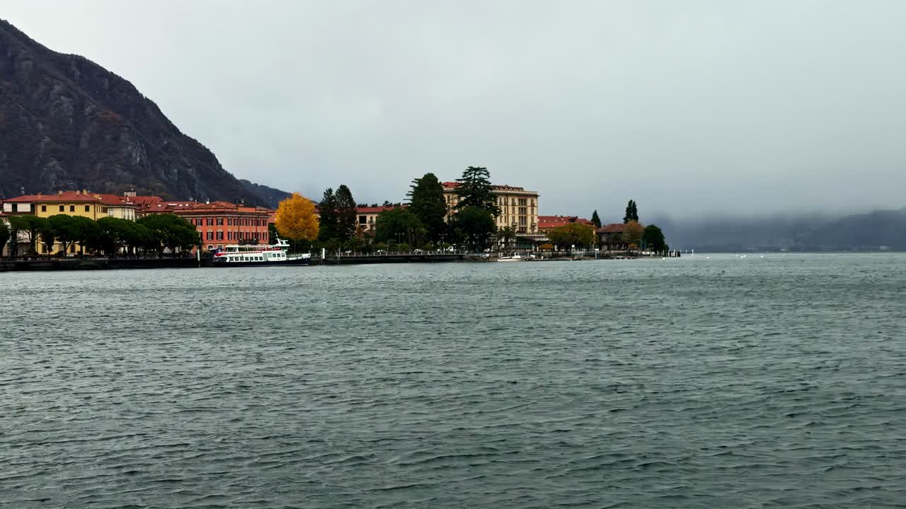 Paisible bord du lac à Bellagio avec un village charmant et des montagnes