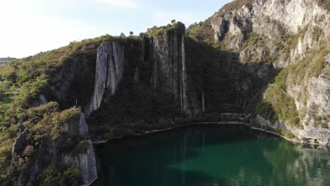 Drone-Moviéndose-A-La-Derecha-En-El-Lago-Iseo-Revelando-El-Famoso-Castro-Orrido