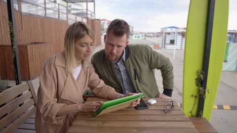 colaboración empresarial al aire libre
