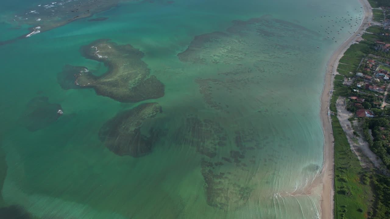 volando sobre la playa de são miguel dos milagres en el estado de alagoas, brasil.