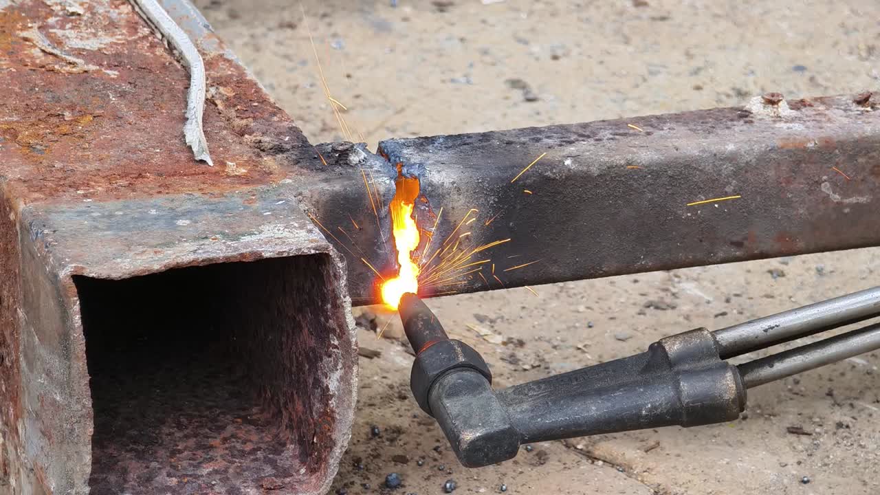 marco metálico oxidado para soldadura