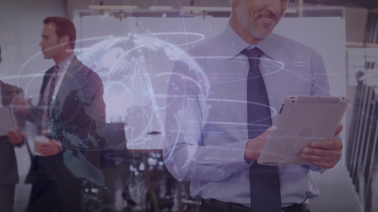 animación de la red de conexiones en todo el mundo y diversos empresarios en la oficina