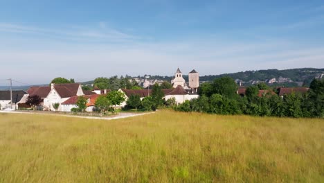 Elevación-Sobre-El-Pueblo-De-Floirac-Con-Acantilados-Detrás-De-La-Iglesia,-Lot,-Francia