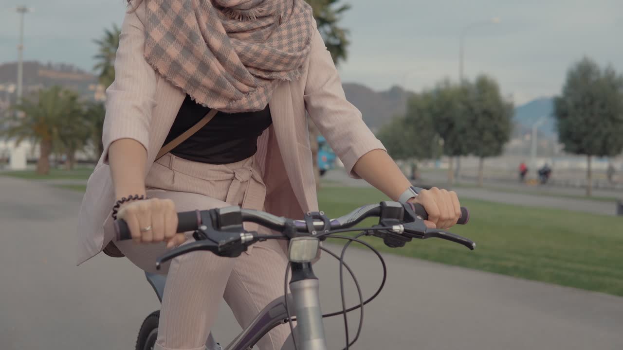 도시 공원에서 자전거를 타고 있는 여자