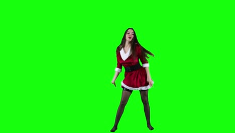 bailarina atractiva y enérgica bailando frente a la pantalla verde en traje de navidad
