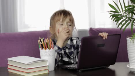 Mädchen-Lernt-Online-Hausaufgaben-Mit-Einem-Digitalen-Laptop.-Fernstudium