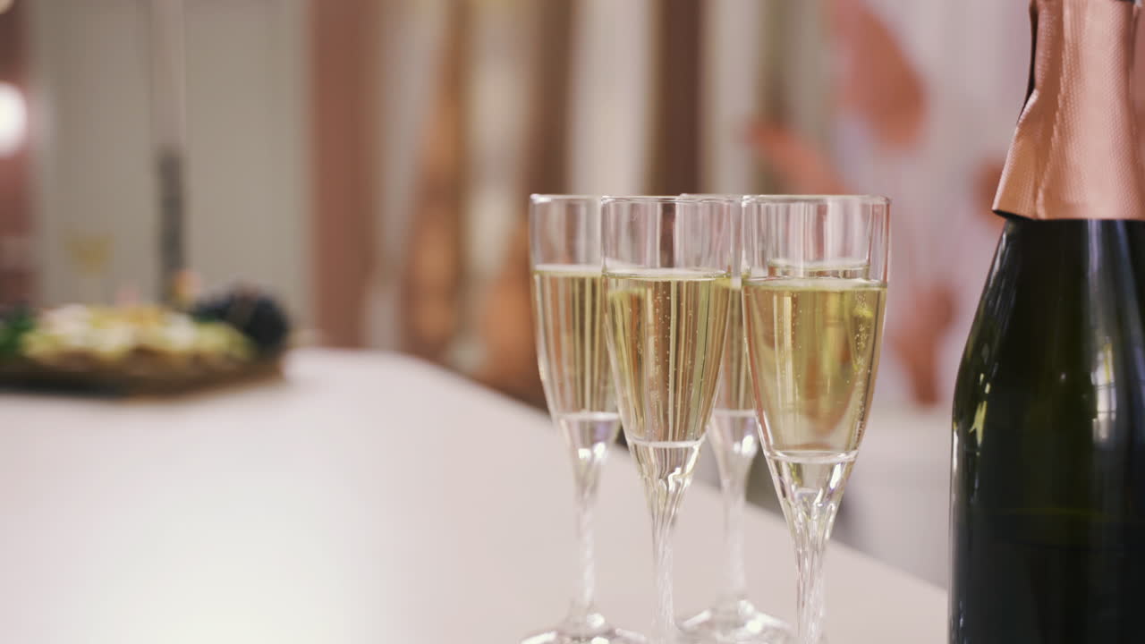 독신 파티에서 테이블에 샴페인 병과 크리스탈 안경의 측면 보기