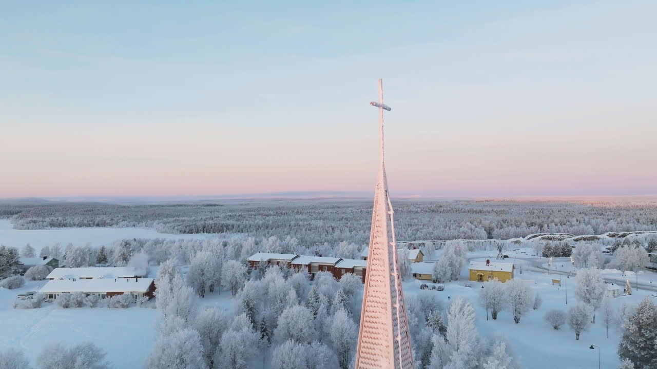 핀란드의 라 교회 위의 십자가를 향한 공중 풍경, 겨울 해가 뜨는 모습