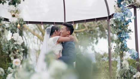 Bräutigam-Hebt-Braut-Bei-Hochzeit-Hoch