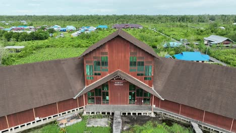 Museo-Asmat-Ubicado-En-La-Ciudad-Capital-De-Agats,-Papua---Indonesia-Vista-De-Drones-Hermosa-Sesión