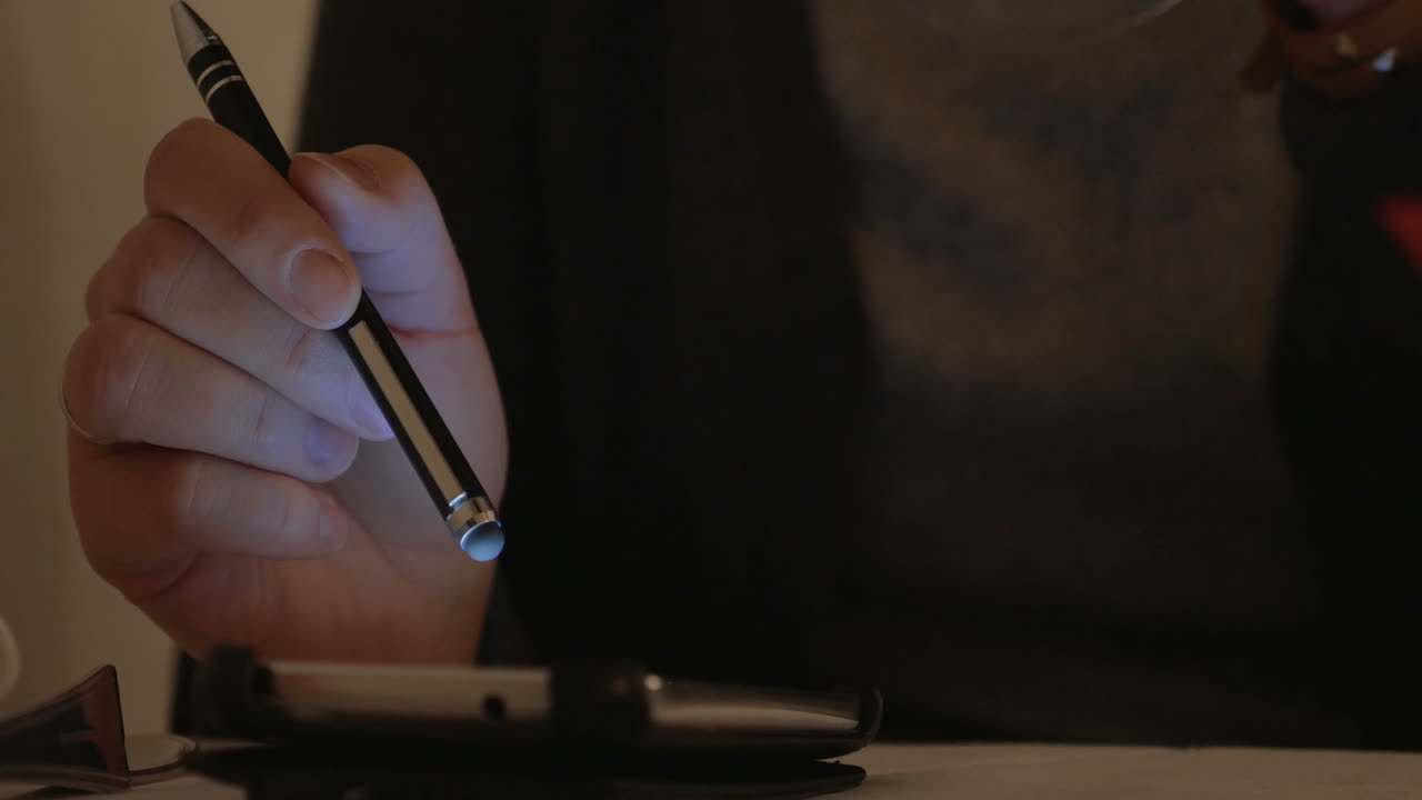 와인을 마시고 드폰을 사용하는 여자