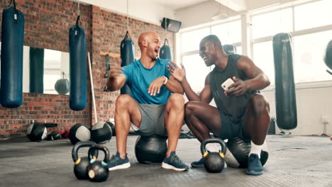 dos hombres relajándose y hablando en el gimnasio