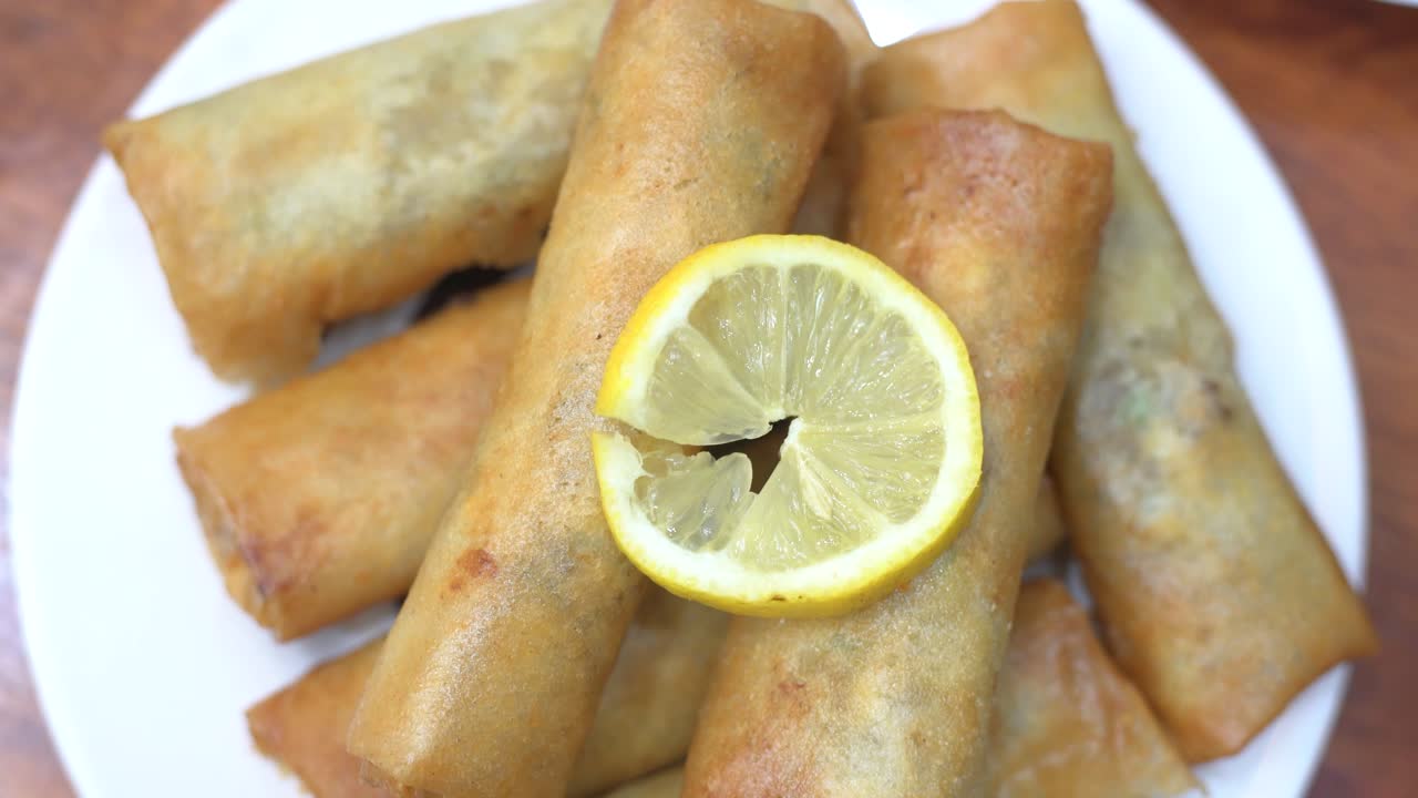 bourak con carne y huevos con una rebanada de limón