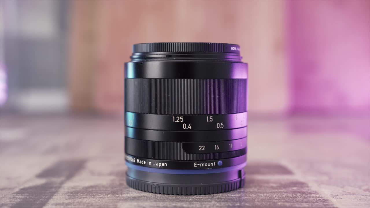 primer plano de una lente de cámara negra