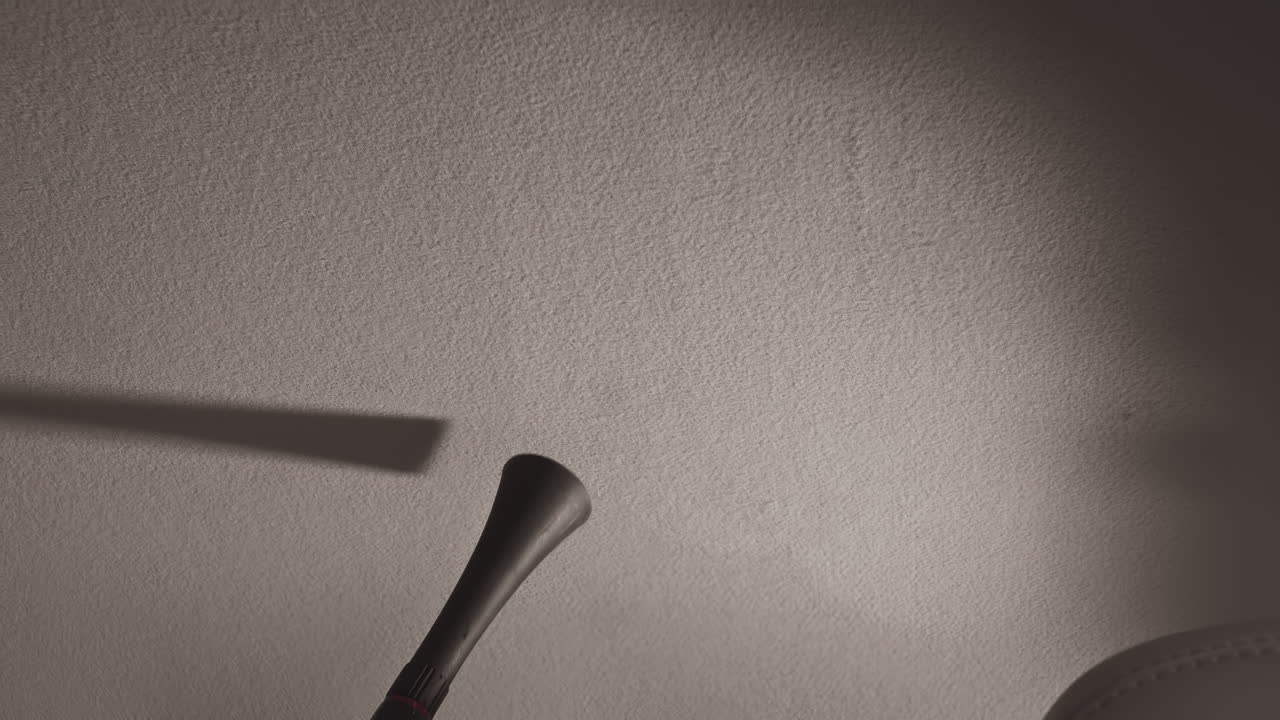 검은 장갑을 입은 전문 엔지니어가 자동차 천장을 청소하기 위해 토네이도 총을 능숙하게 사용합니다.