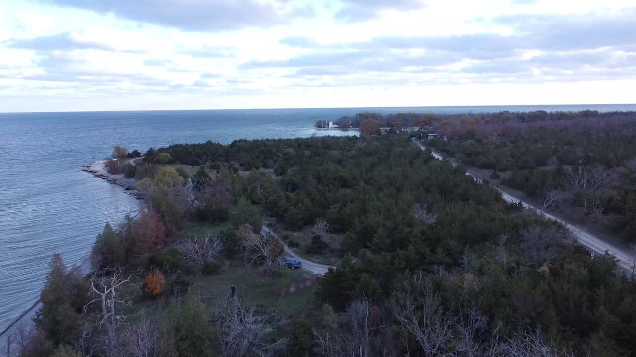 antena sobre un lago empujando hacia la línea de la costa durante el día