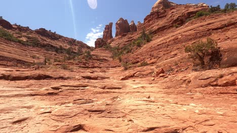 Un-Plano-General-De-La-Roca-De-La-Catedral-Con-Las-Montañas-De-Sedona-Al-Fondo,-Arizona,-Ee.uu.