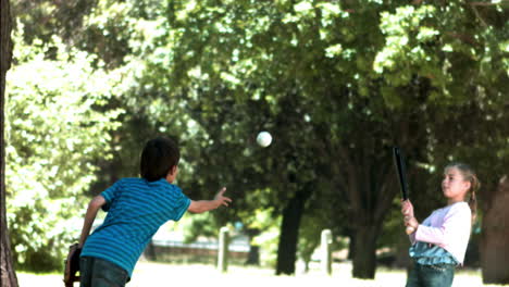 Kinder-Spielen-Baseball-In-Zeitlupe