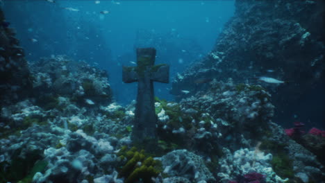 Kreuzt-Unter-Wasser-Auf-Einem-Versunkenen-Friedhof-Auf-Dem-Grund-Vulkanischen-Ursprungs-Im-Atlantik